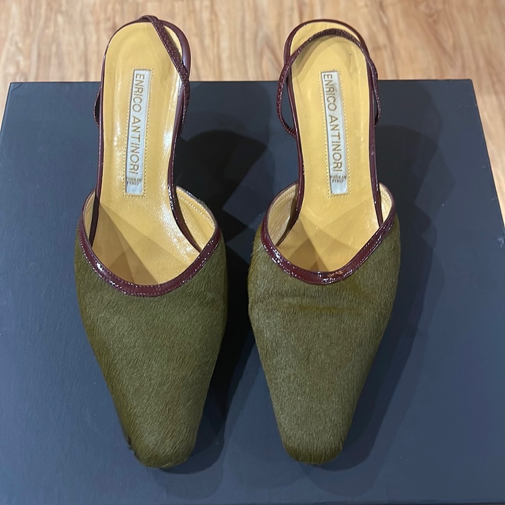 Enriche Antinori Sling Pointy Heel. Green fur with red shiny strap. Size 38